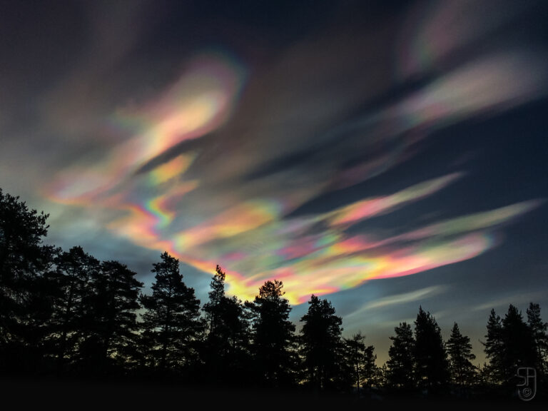 Public domain photo of nacreous clouds by Stein Arne Jensen